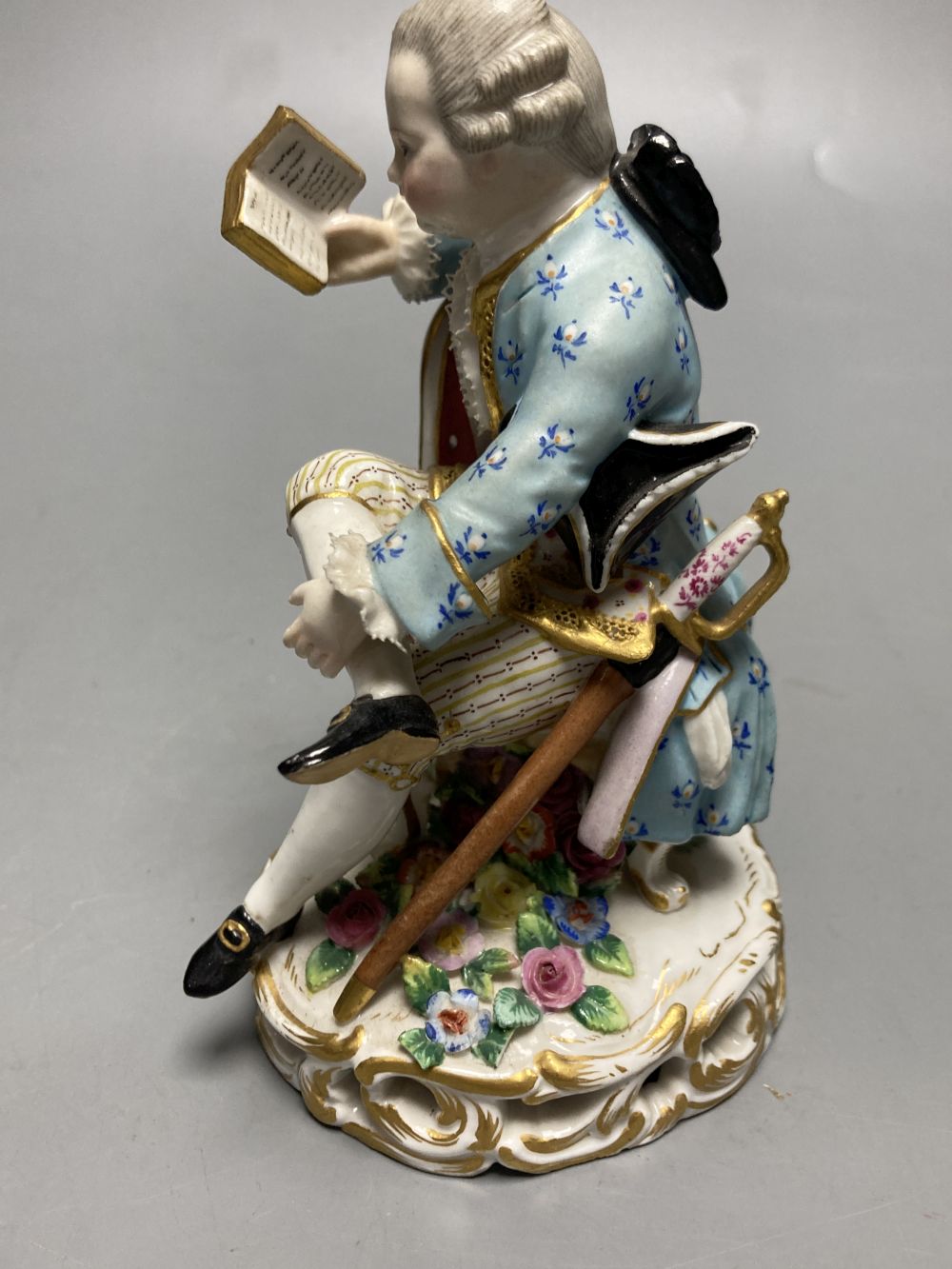 A pair of Meissen figures in 18th century dress, height 13cm